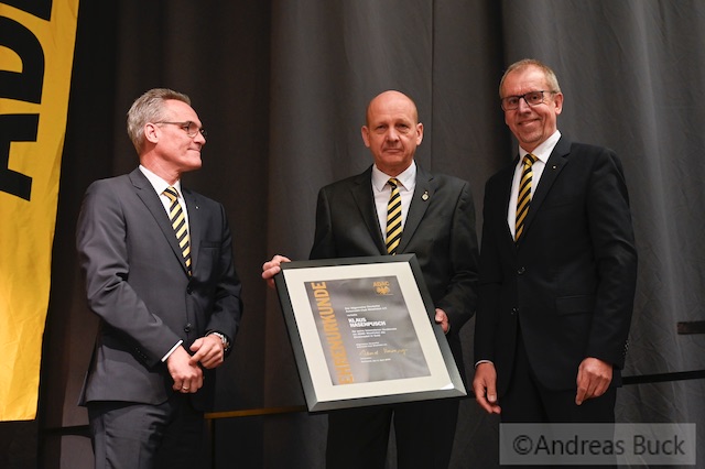Klaus Hasenpusch bekommt die ADAC Ehrennadel in Gold